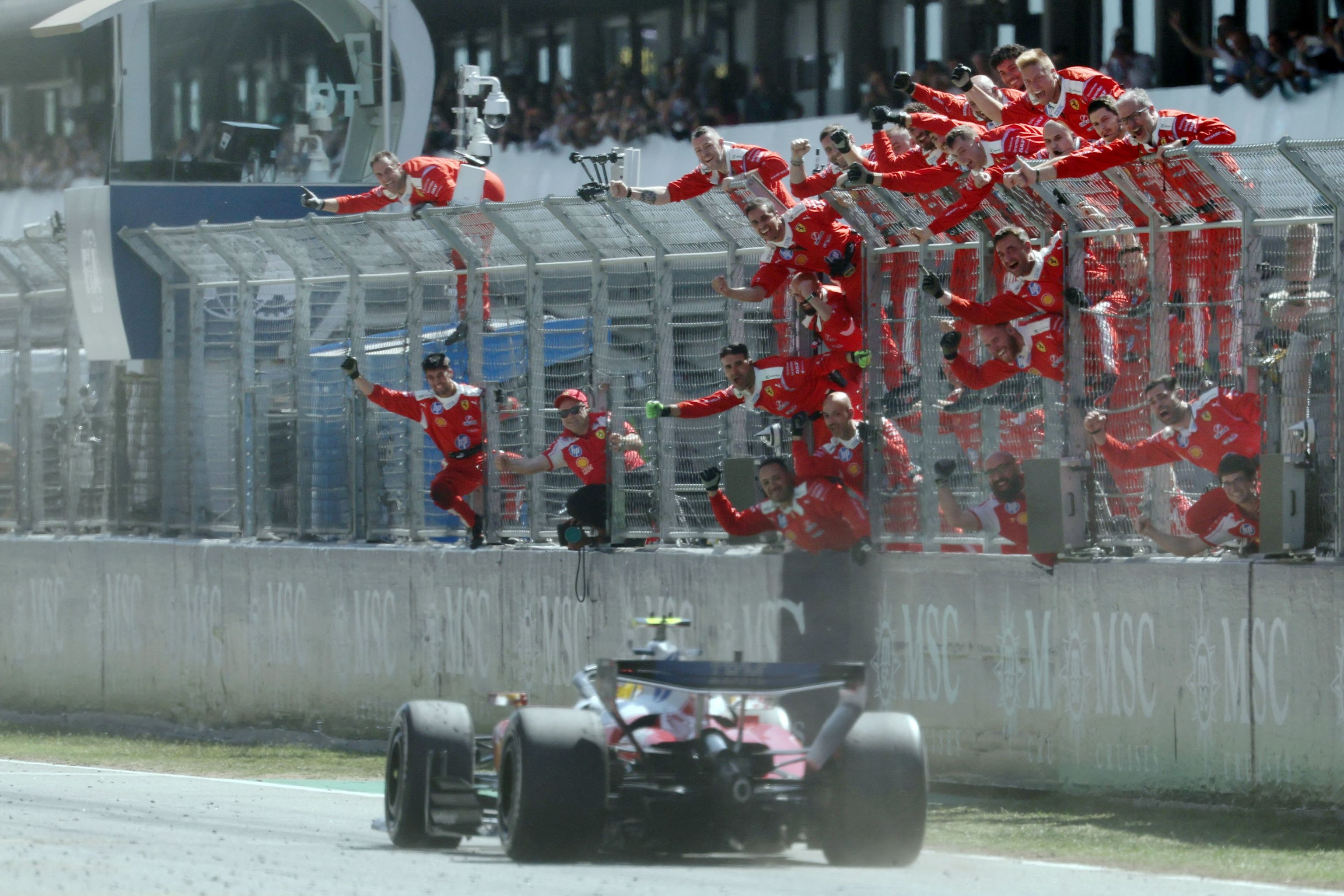 Hamilton cruza la meta en Montmeló.