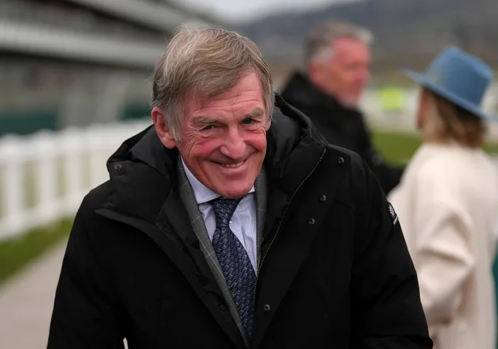 Kenny Dalglish, leyenda del Liverpool, anuncia que sufre cáncer