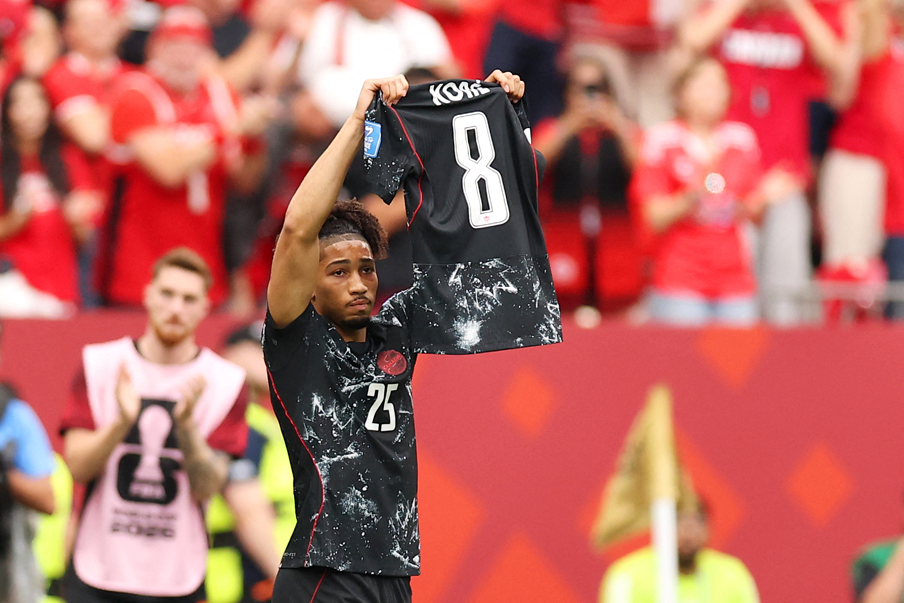 Nathan Saliba  dedica a Koné el cuarto gol de Canadá.