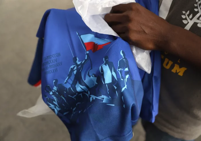 La FIFA obliga a Haití a cambiar su camiseta del Mundial por mostrar una escena bélica