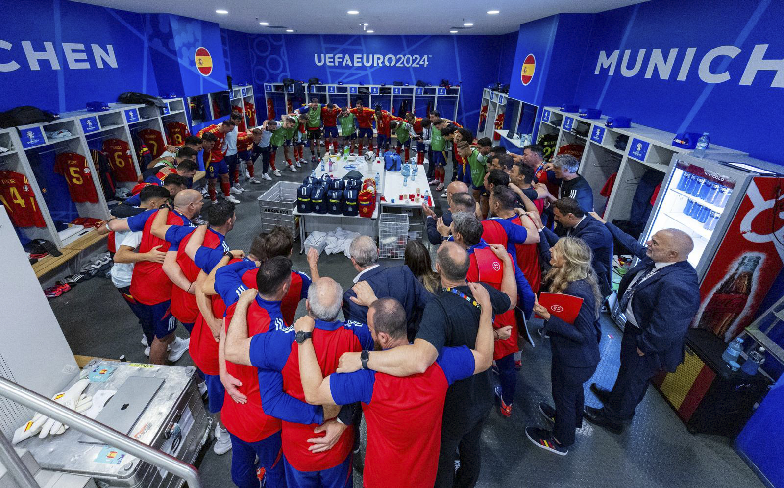 Los jugadores de la selección, alrededor de la mesa con todos los elementos necesario para un partido, antes de un partido.