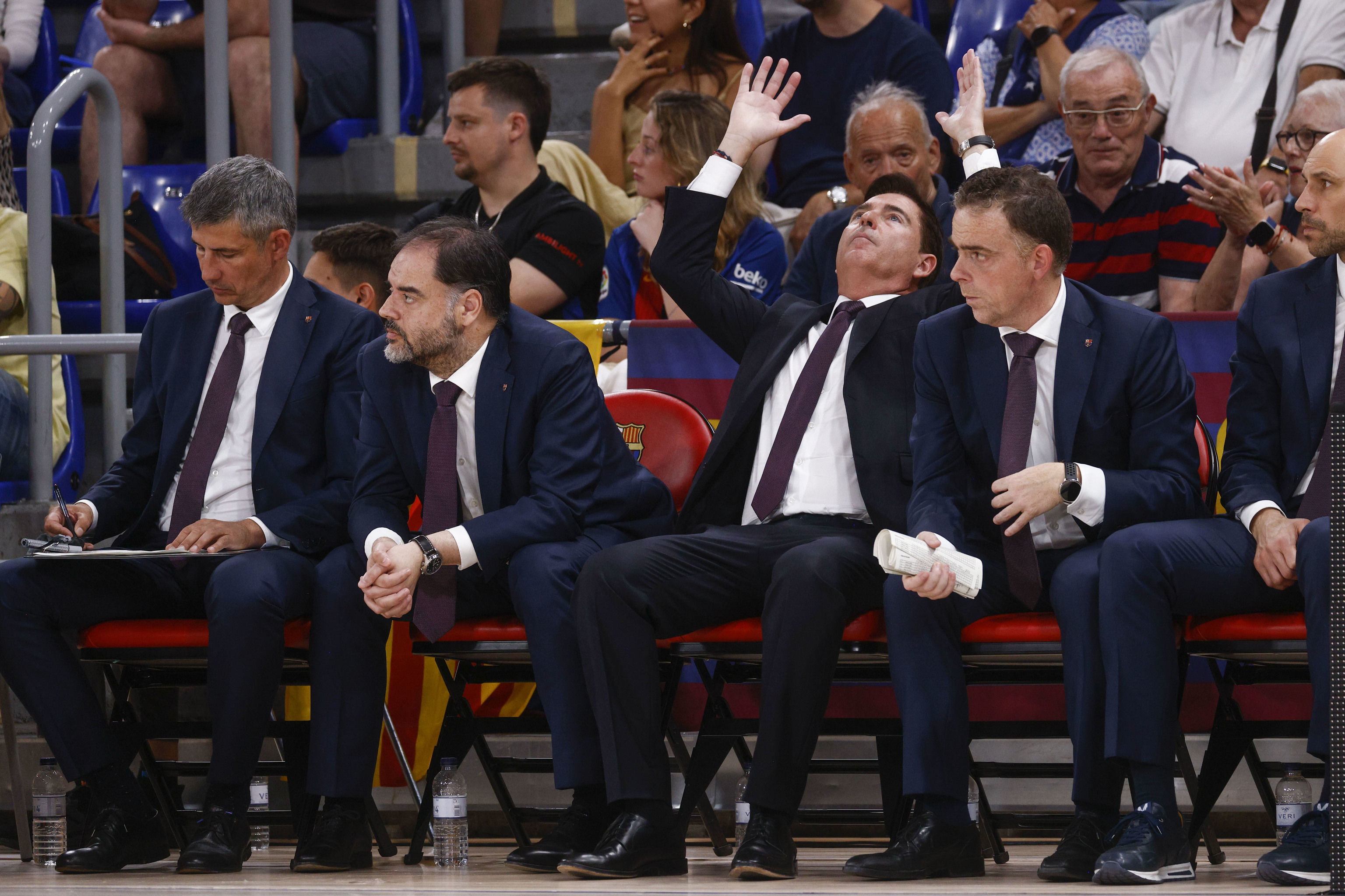 Xavi Pascual se lamenta en el banquillo, durante el partido contra el Barça.
