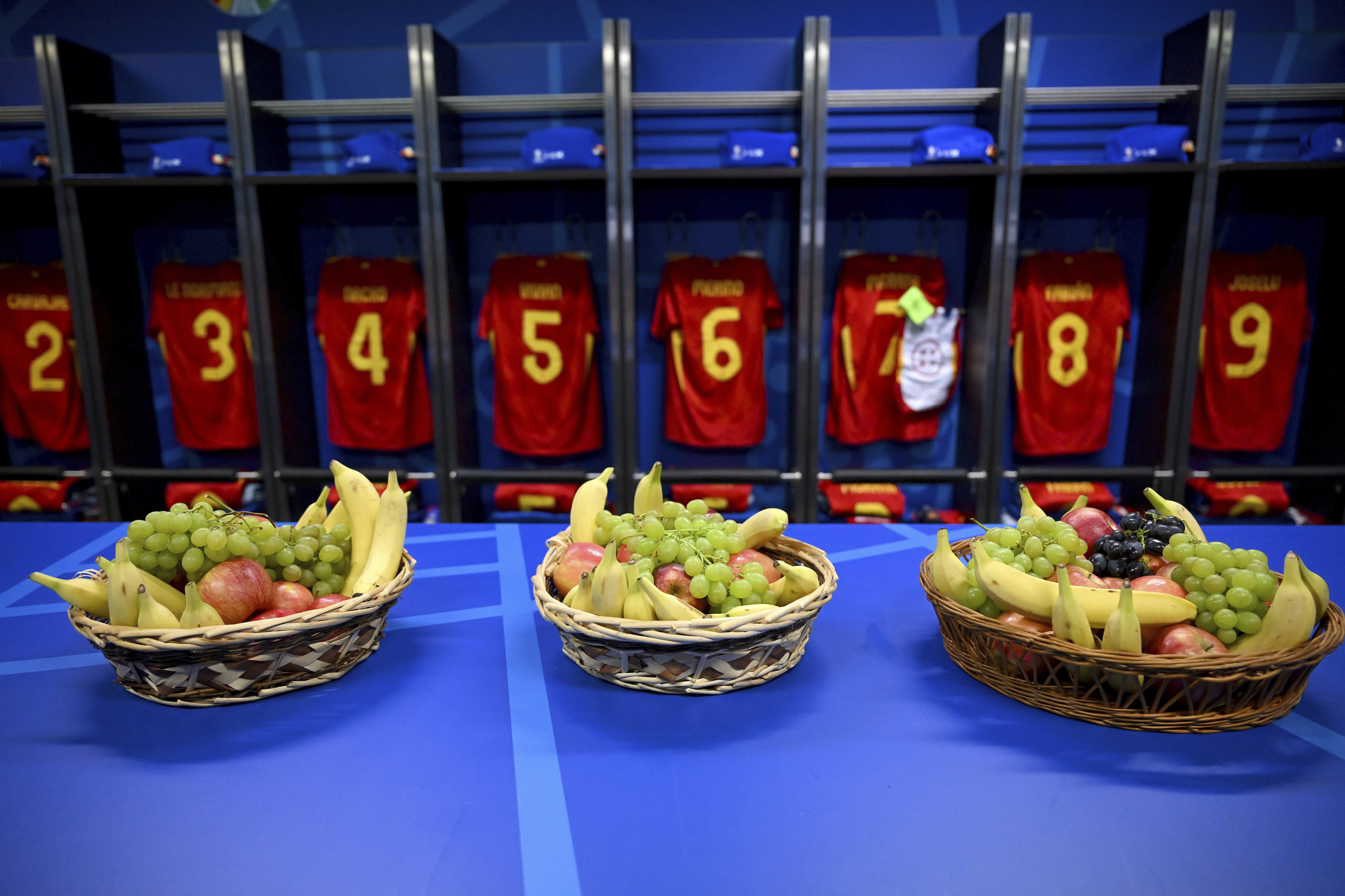 Varias bandejas de fruta antes de un partido en el vestuario de España.