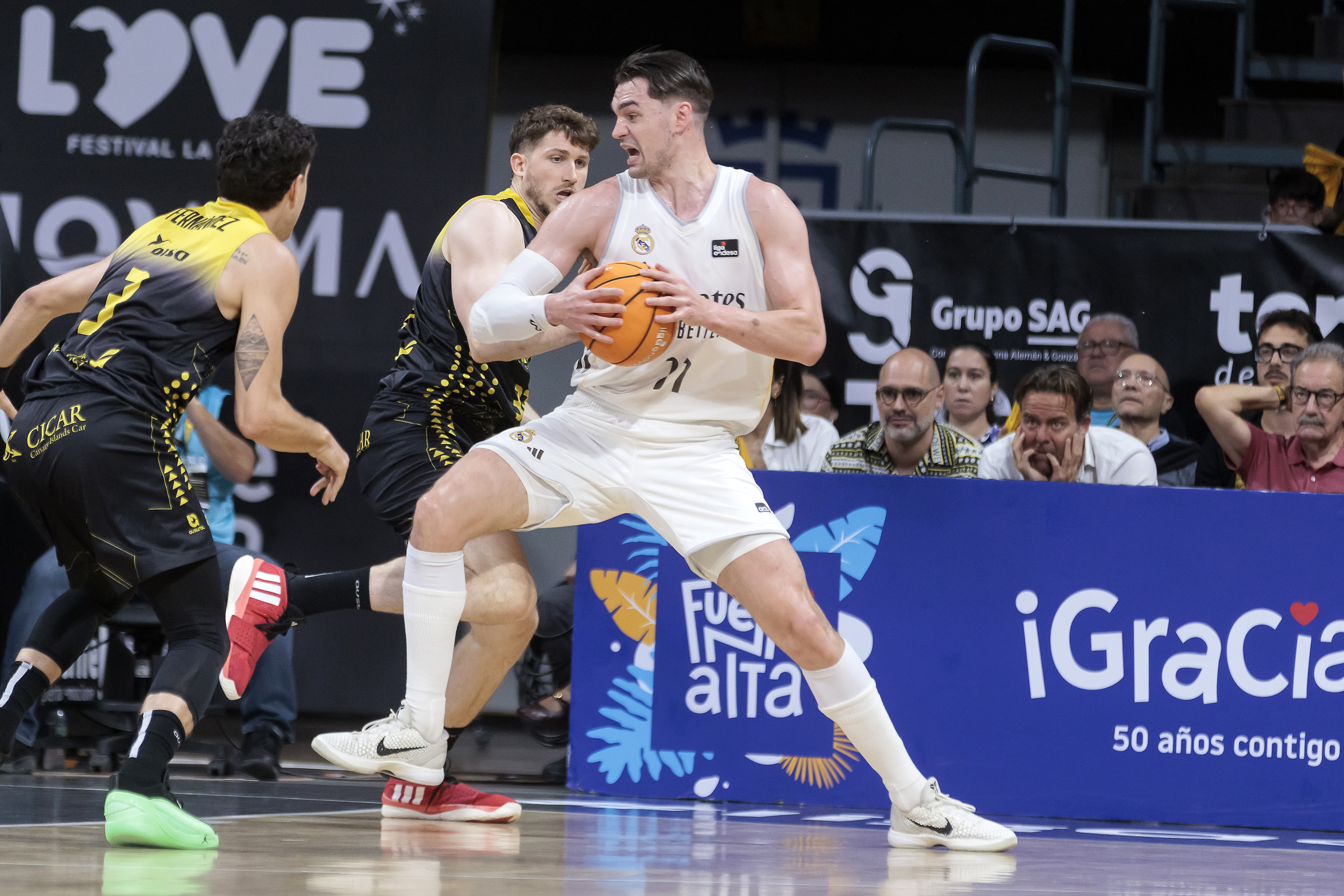 Hezonja, defendido por Alderete.