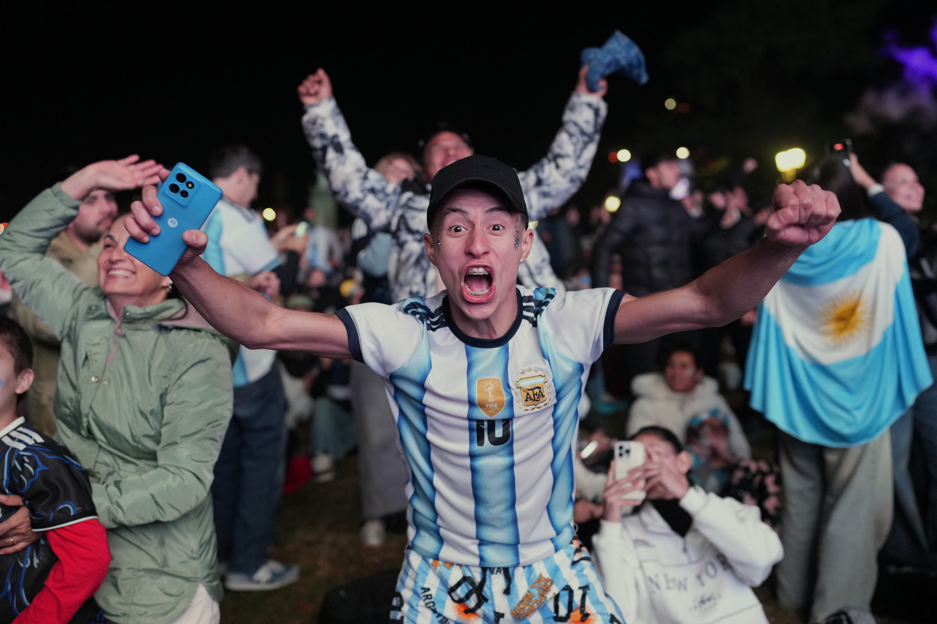 Un aficionado argentino celebra la victoria de su selección.