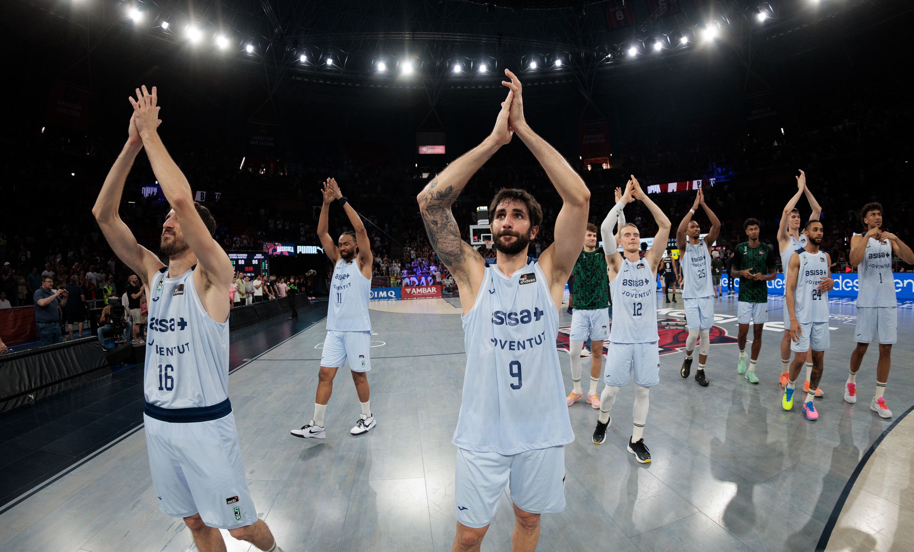 Ricky Rubio y sus compañeros celebran la victoria en el Buesa Arena.
