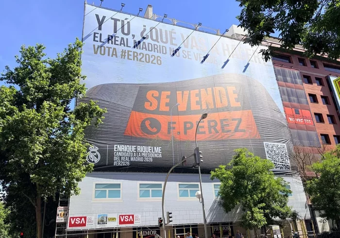 Riquelme contraataca con una lona gigante de la imagen del Bernabéu: "Se vende"