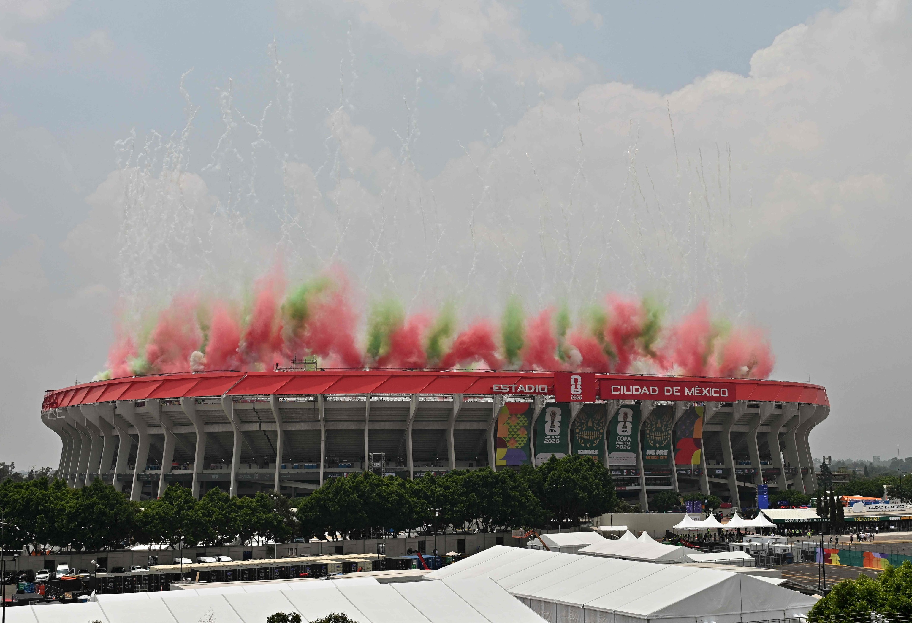 Los fuegos artificiales en el estadio Azteca.