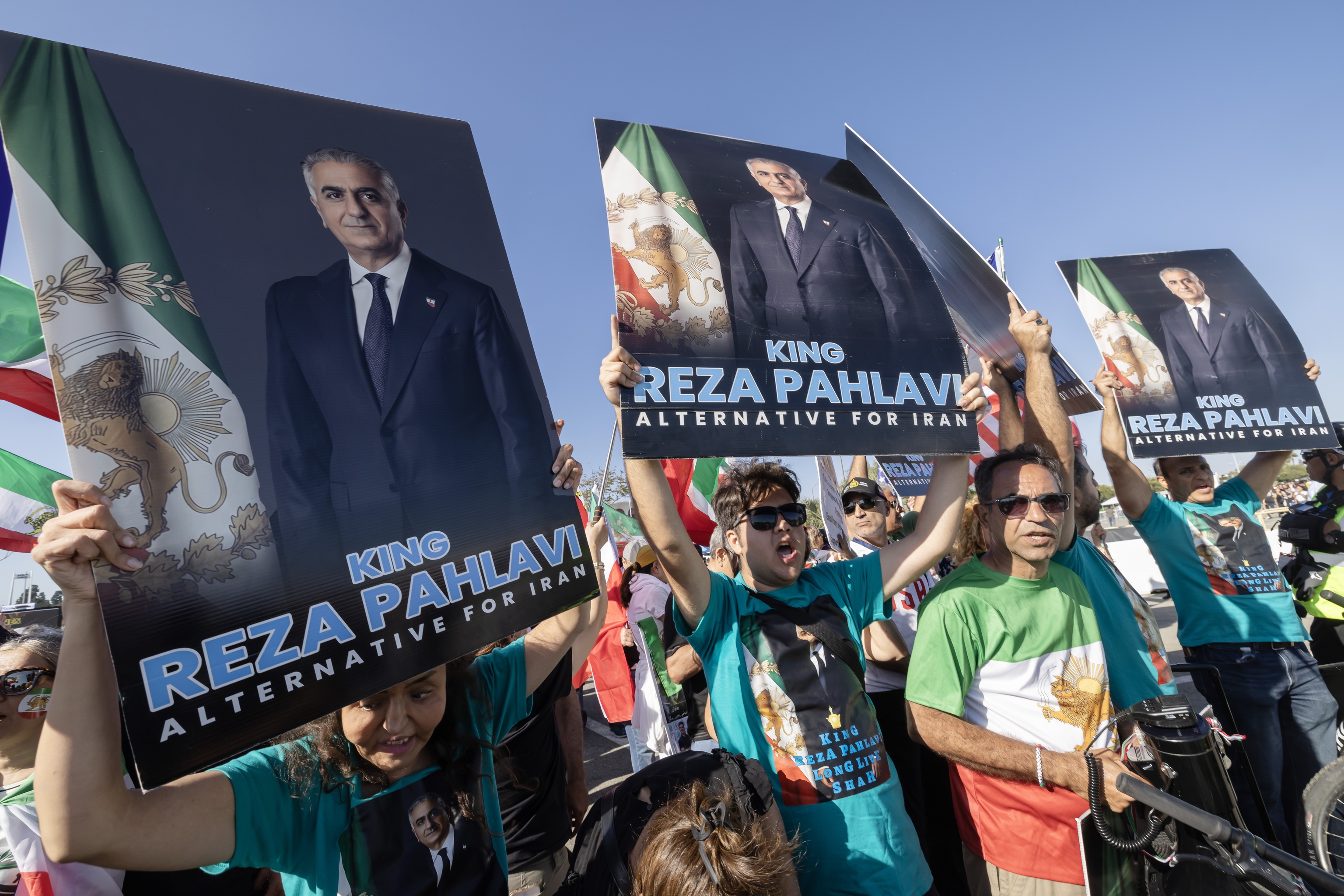Iraníes protestan contra el régimen con pancartas del último Sha de Persia, Reza Pahlavi, a las puertas del estadio de Los Angeles.