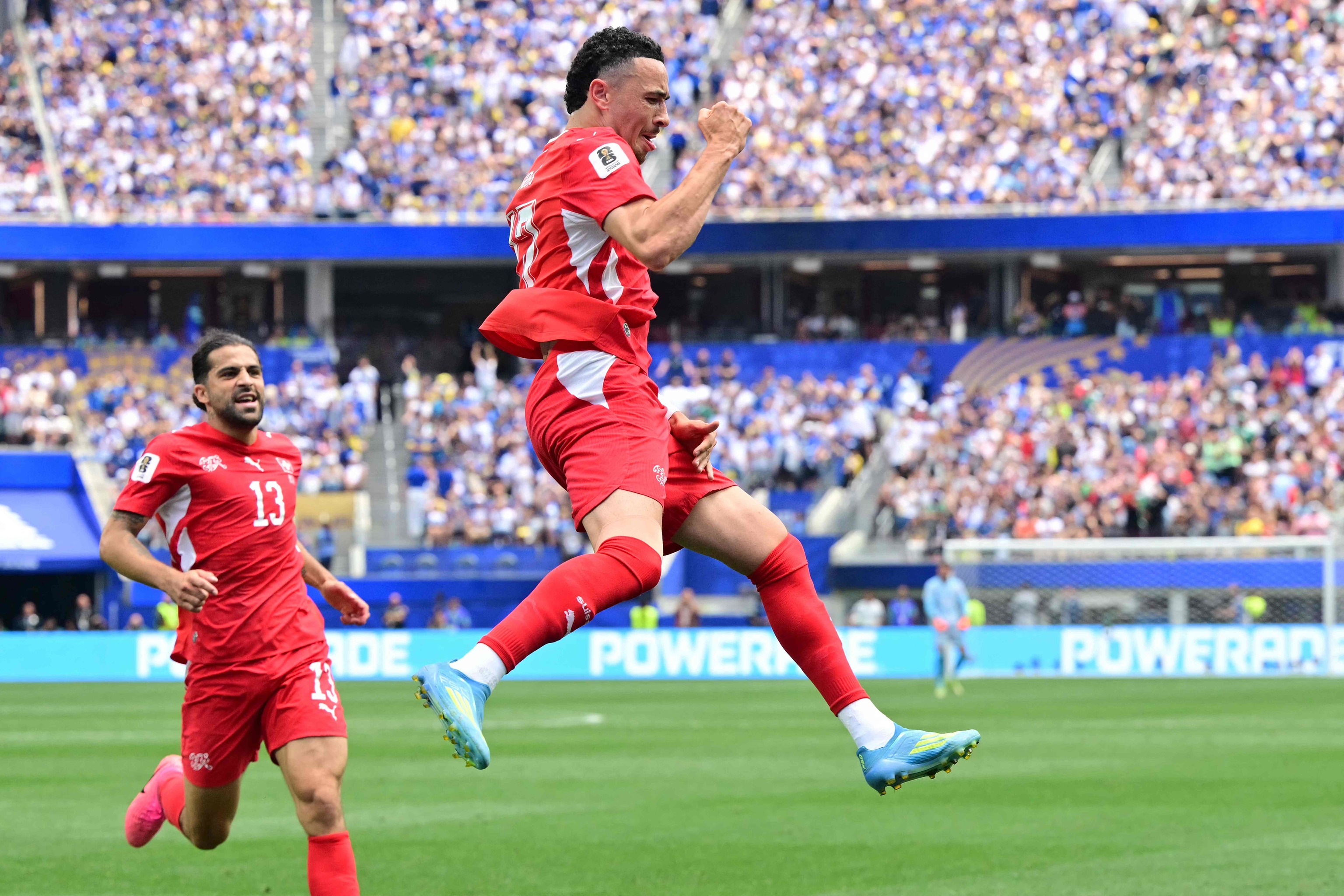 Vargas festeja el 2-0, el jueves en Los Ángeles.