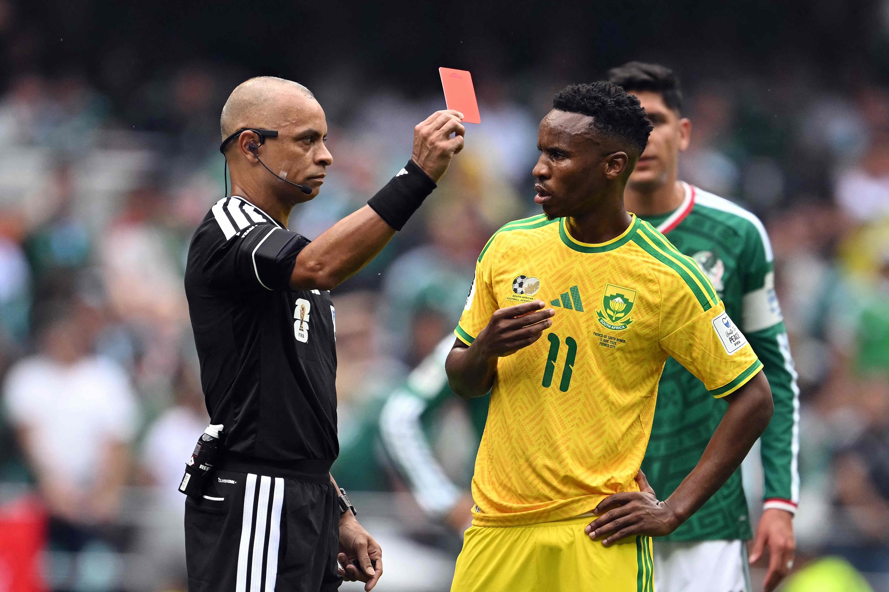 Sampaio muestra la roja a Zwane, la segunda de Sudáfrica.